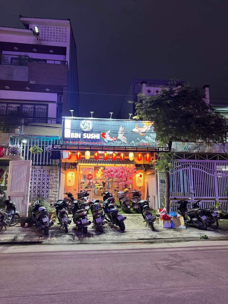 Mặt tiền BIN SUSHI về đêm