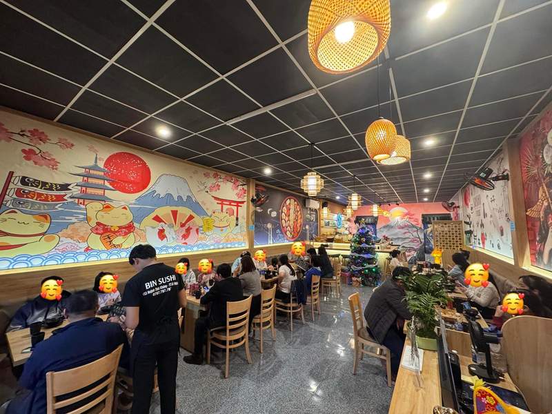 Khách hàng đông vui tại BIN SUSHI
